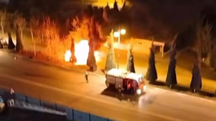 Sumqayıtda iki avtomobil toqquşdu, biri yandı - VİDEO