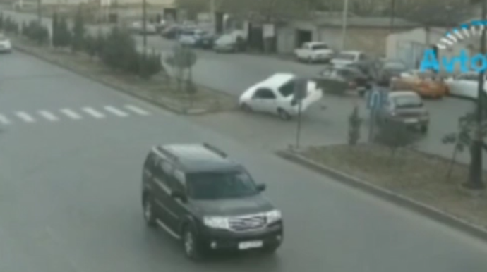 Bakıda sürücünün qayda pozuntusu ağır qəza ilə nəticələndi   - VİDEO