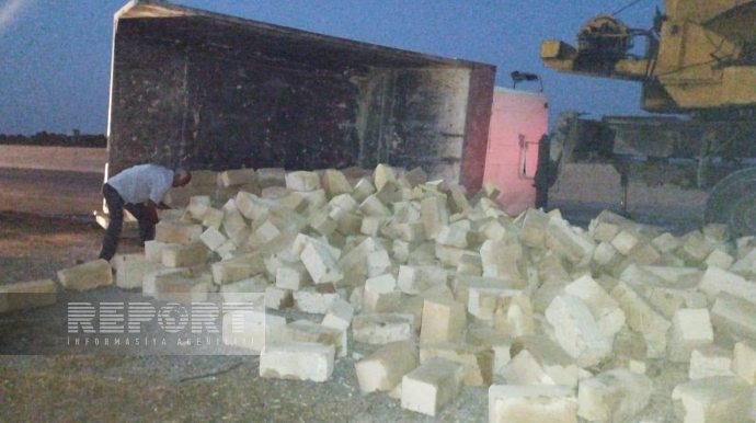 Kürdəmirdə “KaMAZ” aşdı, sürücü ağır xəsarət aldı - FOTO