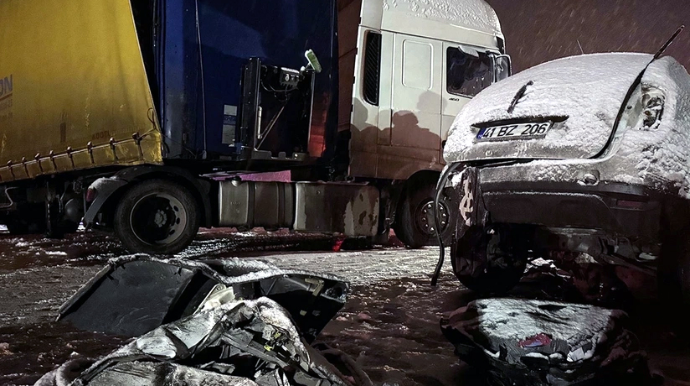 TIR ilə avtomobil toqquşub: Ölənlər var 