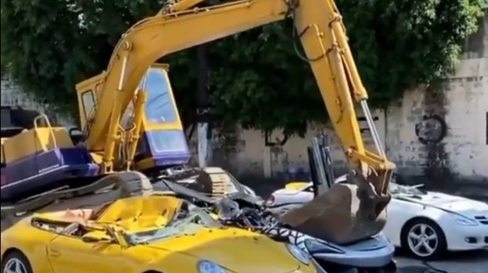 Ölkəyə qanunsuz gətirilən bahalı avtomobillər belə məhv edilir - VİDEO