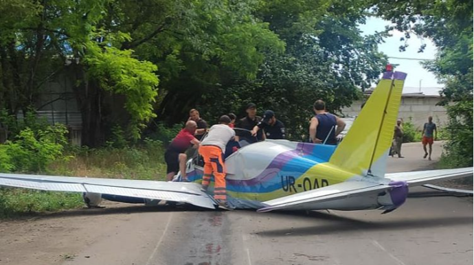 Təyyarə avtomobil yoluna düşdü;  ölən və xəsarət alan var - FOTO 