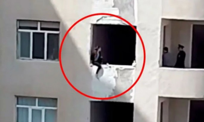 Bakıda gənc qız özünü atmaq üçün 10-cu mərtəbəyə çıxdı - VİDEO