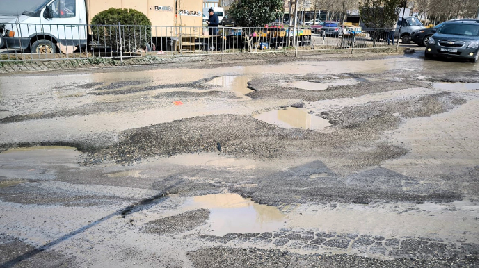 İki yaşayış kompleksinin YOL PROBLEMİ: "Avtomobillərimiz sıradan çıxır" - FOTO