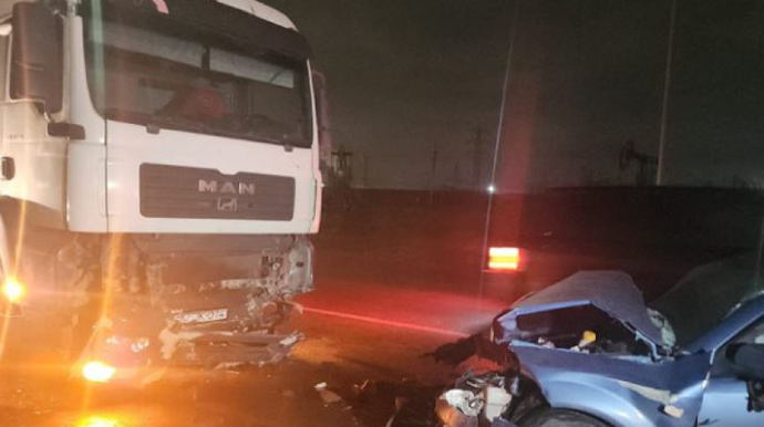 Bakıda yük və minik avtomobilləri toqquşub, xəsarət alanlar var - FOTO 
