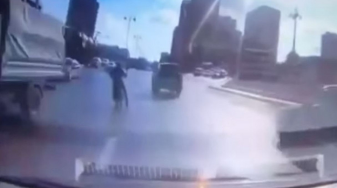 Bakıda motosikletçi son anda ölümdən döndü - REAL VİDEO