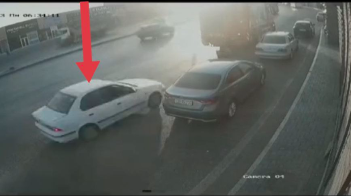 Ziya Bünyadovda dəhşətli qəza: Avtomobil yük maşınının altına girdi - VİDEO