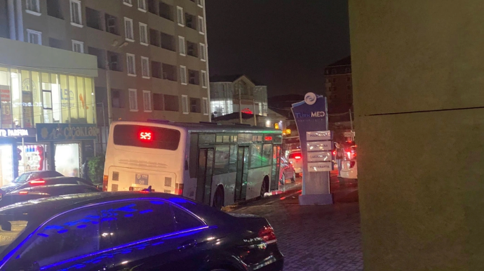Sərnişin avtobusundan ŞİKAYƏT: "Nə vaxta kimi bu cür əyri, yanpörtü hərəkət edəcək?" - FOTO