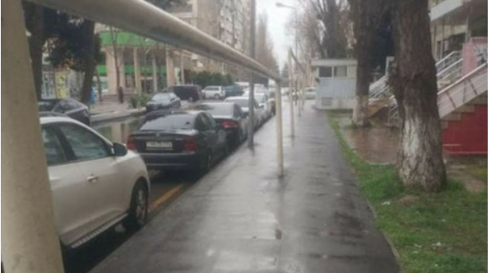Paytaxtda cavabsız tapmaca: Qaz xətti birinci çəkilib, yoxsa piyada səkisi? - FOTO 