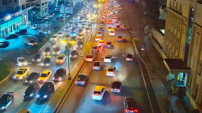 Hazırda Bakının bir sıra yollarda tıxac müşahidə olunur 