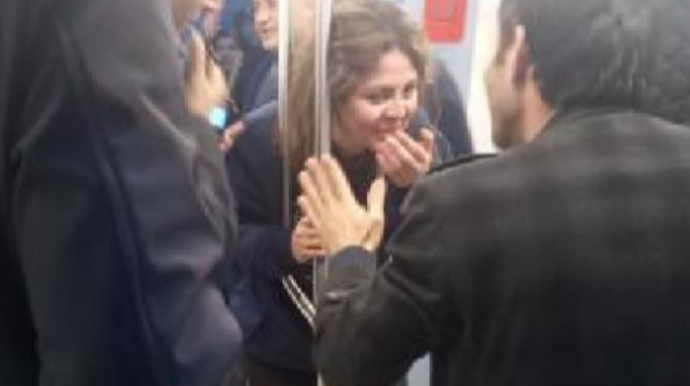 Metroda qəribə olay  - Qız başını elə yerə saldı ki, FHN gəldi - FOTO 