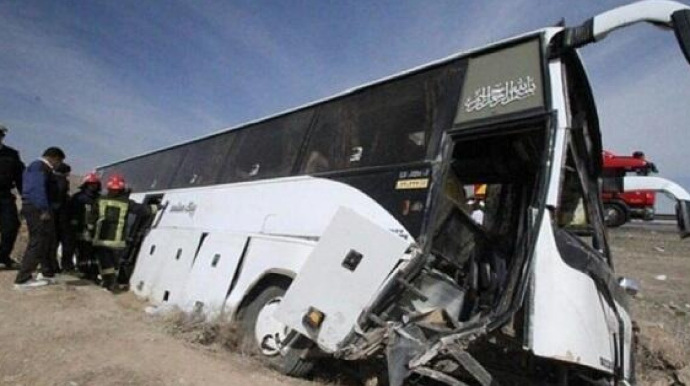 Tələbələri daşıyan avtobus TIR-la toqquşdu 