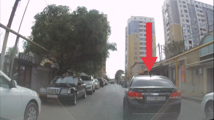 Nə dayanan kimi dayanır, nə də sürür: Sürücülərə maneə yaratdı - VİDEO