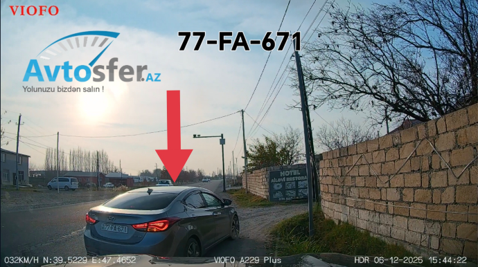 Sola yandırıb qəfil sağa dönən sürücü bir ailəni təhlükə altında qoydu - VİDEO