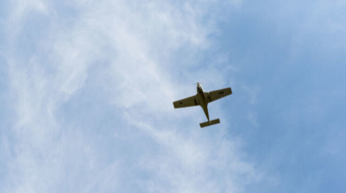 Təyyarəni qaçırıb onu mağazaya çırpmaqla hədələdi   - VİDEO