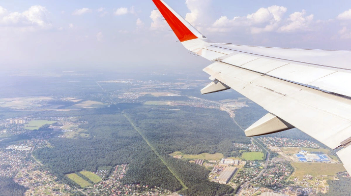 Moskvadan qalxan sərnişinlə dolu təyyarənin mühərriki alovlandı - VİDEO 