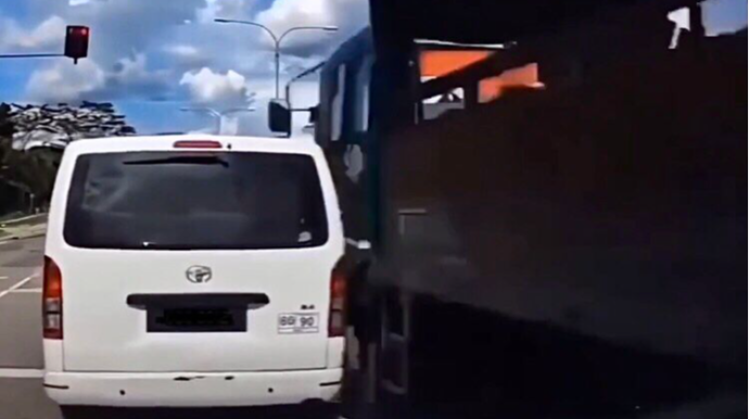 İki avtomobilin arasına özünü sıxışdıran “Kamaz”   - VİDEO