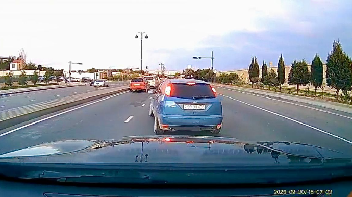 В Баку водитель внезапно сменил полосу и создал опасную ситуацию - ВИДЕО