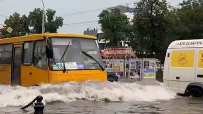 В Беларуси сильный ливень затопил десятки улиц   - ФОТО