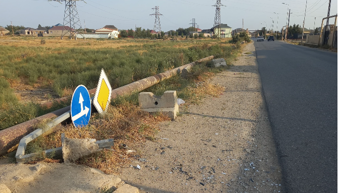 Qəza zamanı aşan yol nişanı sürücülər üçün təhlükə yaradır - VİDEO