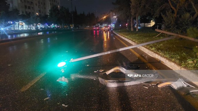 Bakıda yüksək sürətlə hərəkət edən "Hyundai" işıqforu aşırdı, sürücüsü qaçdı    - FOTO
