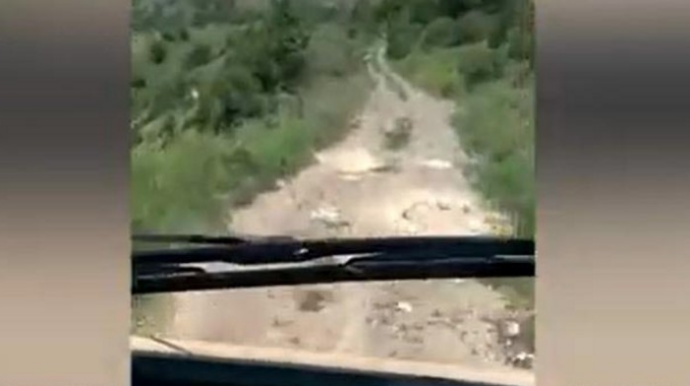 Кадры с места подрыва на мине автомобиля с представителями СМИ  - ВИДЕО