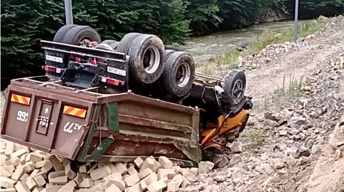 Kəlbəcərdə qəza: Daşla dolu “KamAZ” dərəyə aşdı    - VİDEO