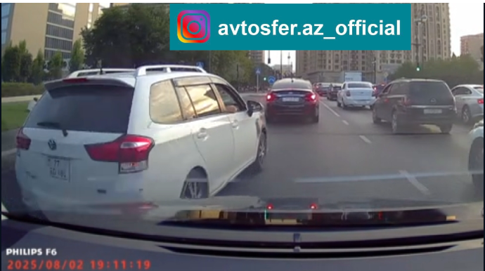 Özünü yolda apara bilməyən sürücü təhlükəli vəziyyət yaratdı - VİDEO
