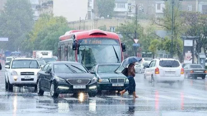Bakı yağış altında: Yollar QARIŞIR , taksi qiymətləri "UÇUR"