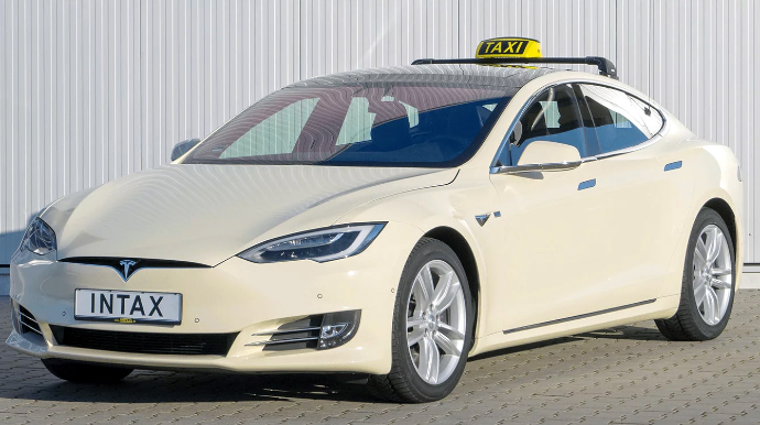 “Tesla” sürücüsüz taksinin rəsmi sınağına başlayıb 