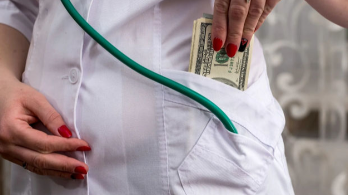 Dələduzluqda təqsirləndirilən keçmiş tibb bacısına hökm oxunub 