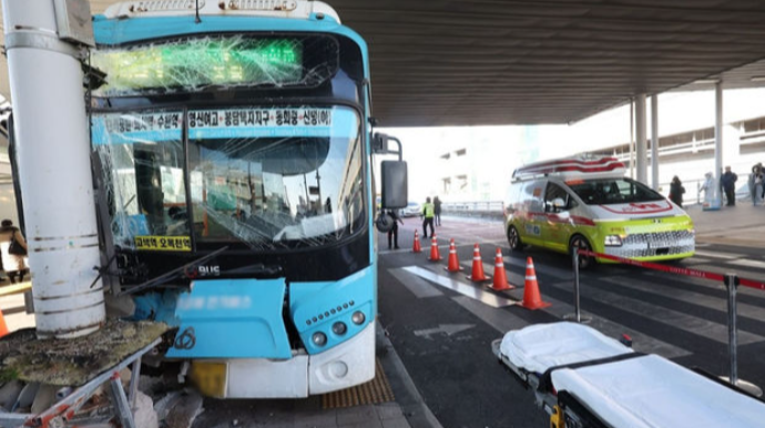 Cənubi Koreyada avtobus sərnişin dayanacağına çırpıldı