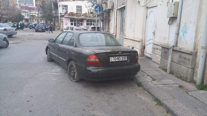 Sürücü maşını yolun ortasında atıb gedib:  sakinlər şikayət edir  - FOTO - VİDEO