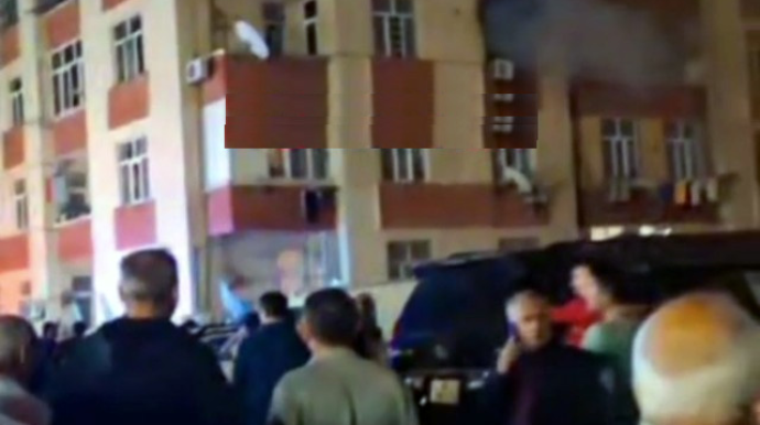 Gənclər şəhərciyində evdə yanğın olub, 15 nəfər təxliyə edilib - VİDEO 