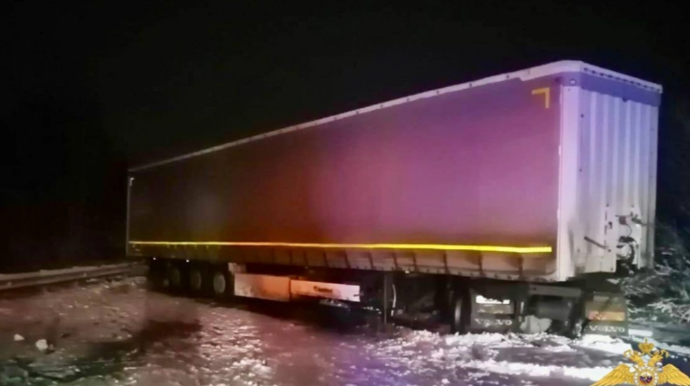 Minik və yük avtomobilləri toqquşdu, 6 nəfər öldü 