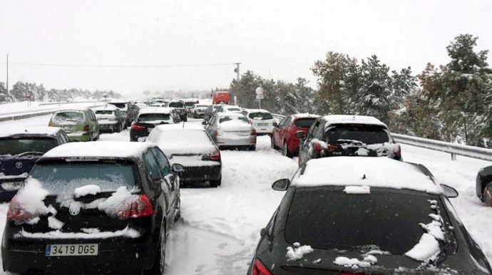 Qar fırtınası nəqliyyatın hərəkətini iflic edib 