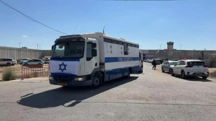 Məhbusları daşıyan avtobuslar həbsxana ərazisindən çıxmağa başladı