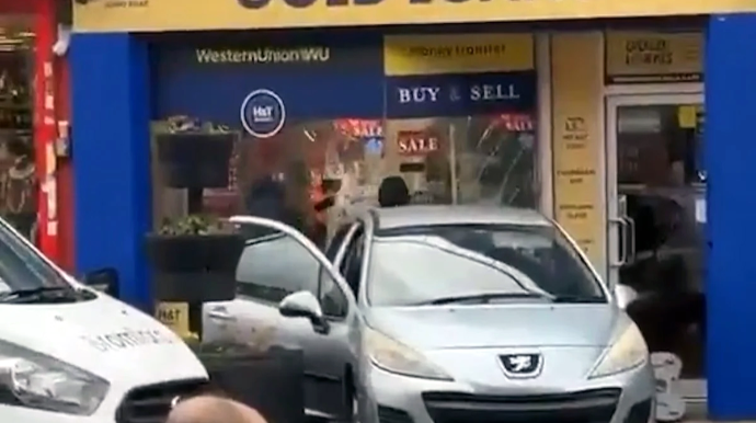 Maskalı şəxslər lombarda avtomobillə girərək qızıl oğurladılar