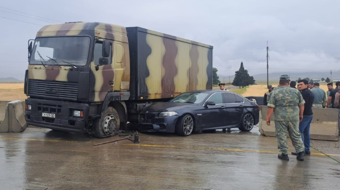 Göygöldə "BMW" hərbi maşına çırpıldı - FOTO