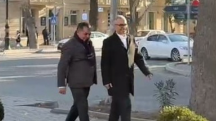 Kamran Əsədov gülə-gülə məhkəməyə girdi - Cinayəti ilə bağlı məhkəmə prosesi başladı   - YENİLƏNİB