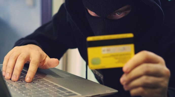 Kartlardan 6 min manata yaxın pul oğurlandı 