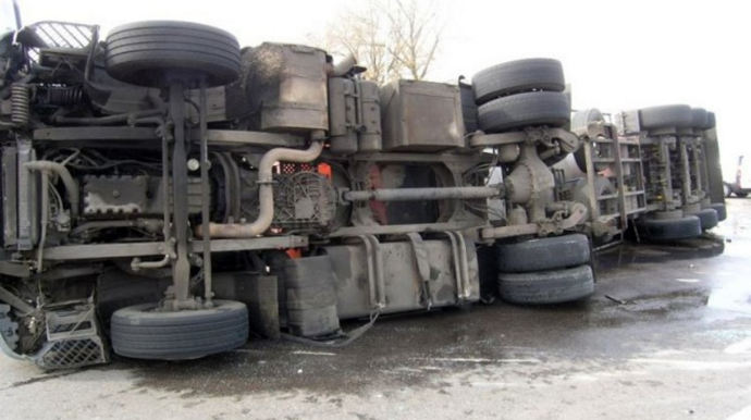 Bakı-Quba yolunda "KamAZ" aşıb, ölən var 