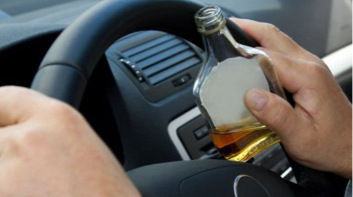 Azərbaycanda məmur içkili halda saxlanıldı - Polisə tabe olmadığı üçün həbs edildi