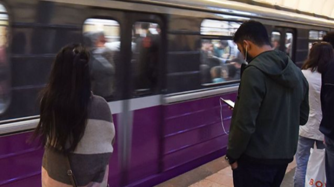 Bakı metrosunda qadın qarət olundu 