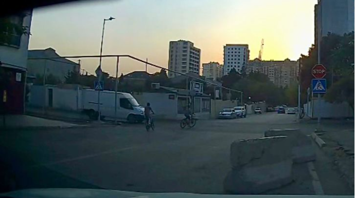 Azyaşlı velosipedçilər yük maşını ilə toqquşmadan son anda xilas oldular   - VİDEO
