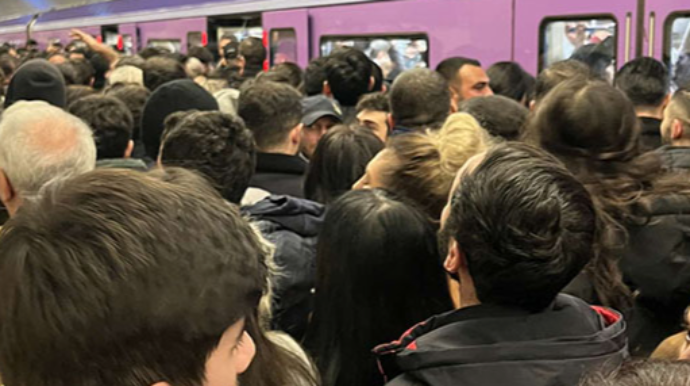 Metroda sərnişin ÖLDÜ 
