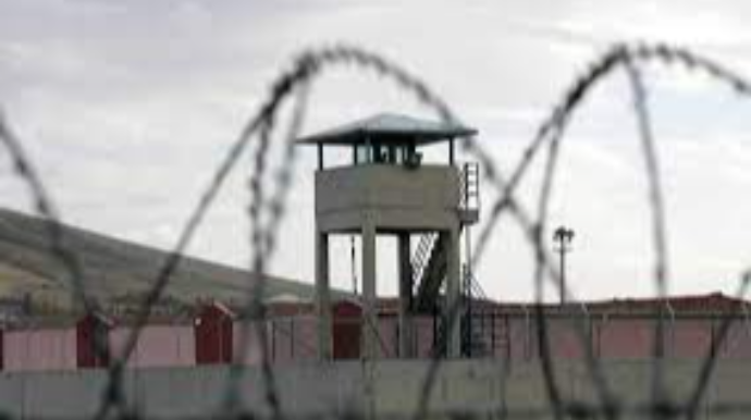 Həbsdə olan qohumuna narkotik aparmaq istədi