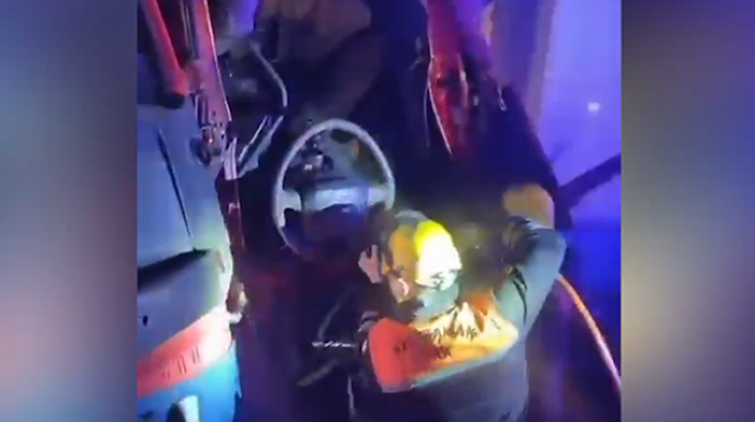 Qəzaya düşən sürücü maşından belə çıxarıldı - VİDEO 