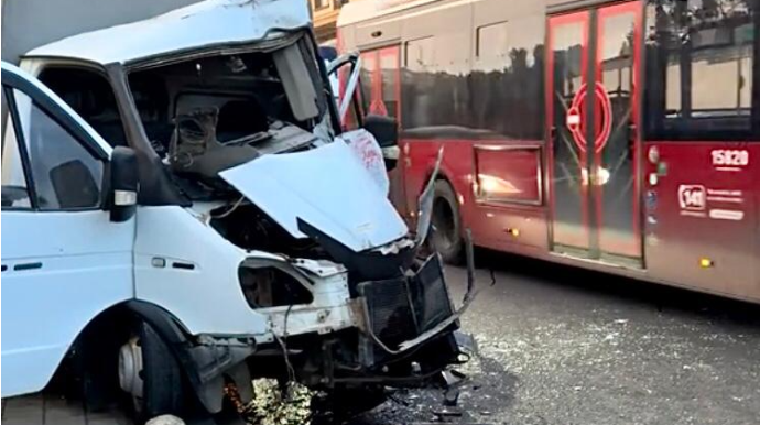 Zığ şosesində zəncirvari qəza:  “Qazel” avtobus və maşınlara çırpıldı   - VİDEO