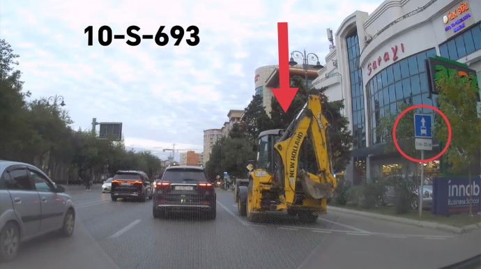 В Баку трактор выехал на автобусную полосу — ВИДЕО